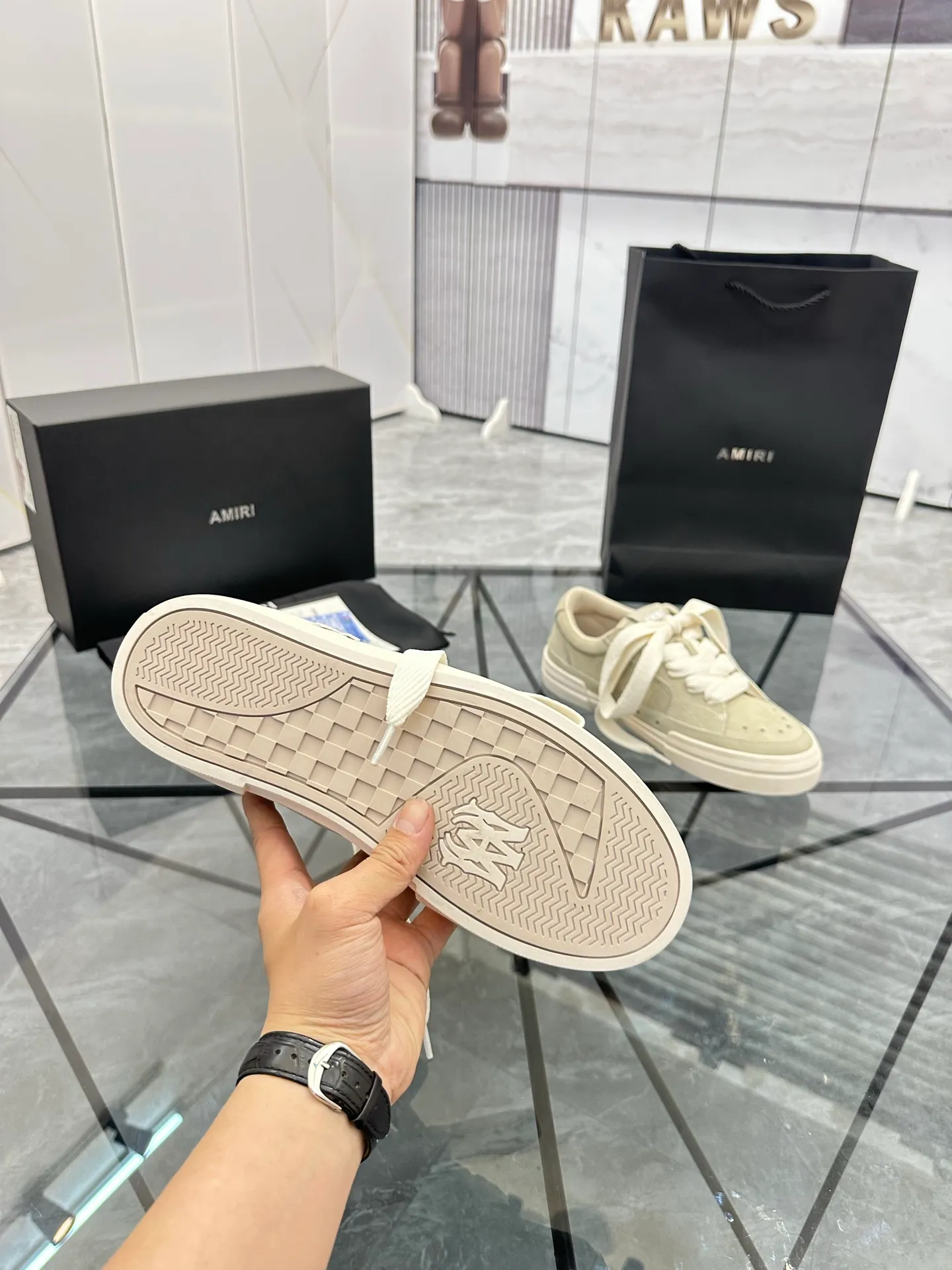 Men's shoes: 💰P600¥ Top quality in Guangzhou Product trademark: AMIRI* "Amir*" low-top casual shoes Regular size: 39-44 (can be customized to 45) Product material: Upper imported first-layer cowhide spliced ​​nubuck leather, breathable lining, original outsole. Number: 525